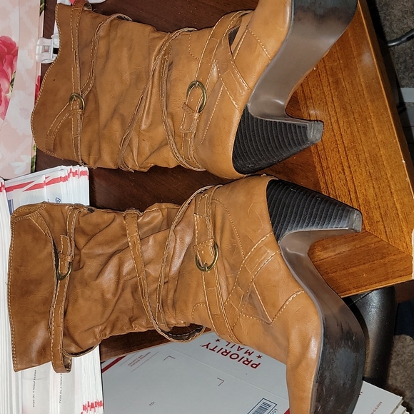 Cute light brown boots. - Picture 3 of 4